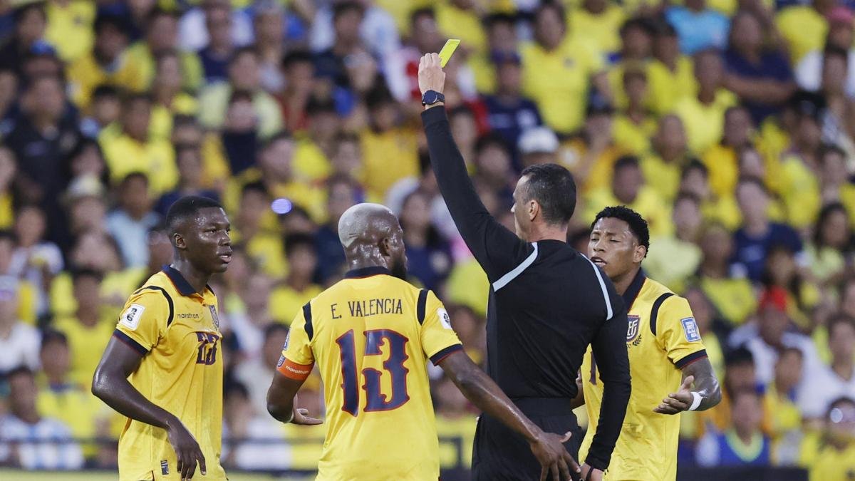 El pasado 9 de septiembre, Moisés Caicedo (i) fue expulsado en el partido entre Ecuador y Argentina, por la fecha final de las eliminatorias al Mundial 2026