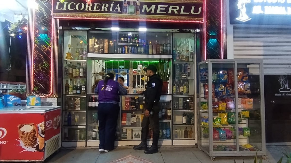 Personal de la Intendencia y Policía Nacional realizan controles en una licorería durante operativos en Guayas