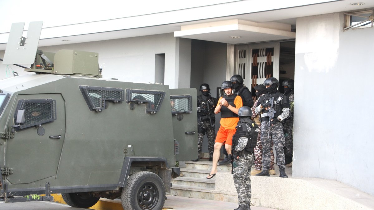 El alcalde de Guayaquil, Aquiles Álvarez, cuando salía de la diligencia en el cantón La Libertad.