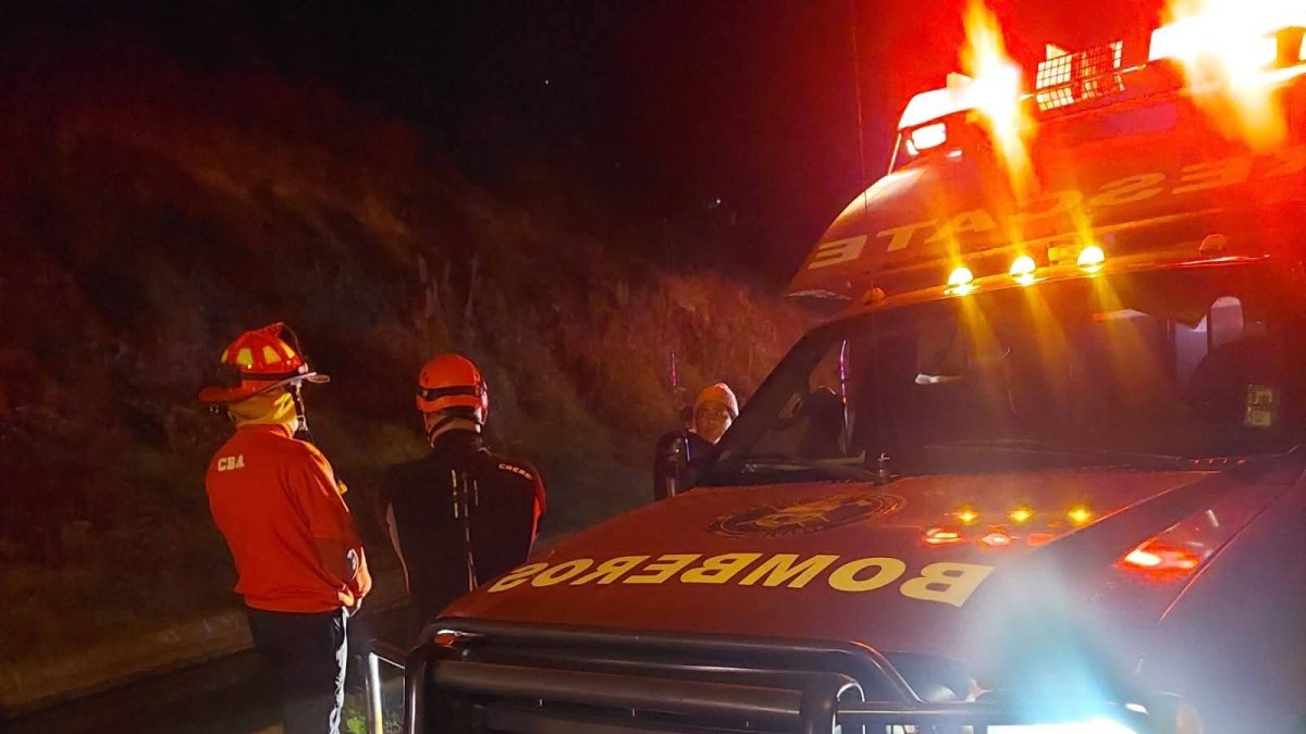 Bomberos de Ambato realizaron la búsqueda nocturna en el canal de riego donde fue hallada la menor en Cunchibamba.