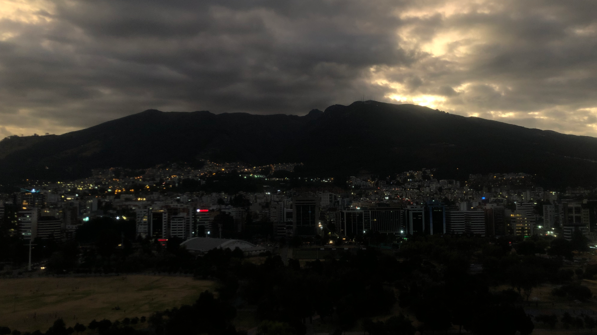 Fotografía de archivo de Quito (Ecuador), donde se ha sentido el impacto de los apagones.