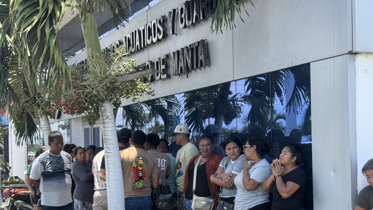 Los familiares han acudido a la Capitanía del Puerto de Manta a esperas que se confirme la identidad de los rescatados