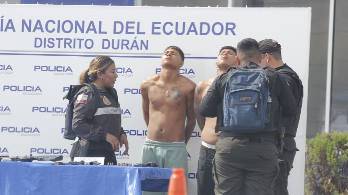 Uniformados del distrito Durán custodian a los implicados en operativos contra bandas criminales