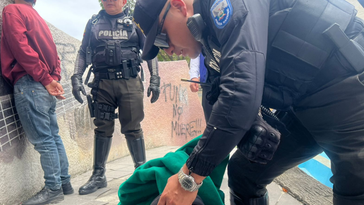 Agentes policiales decomisaron droga fraccionada durante el operativo en el centro de Loja