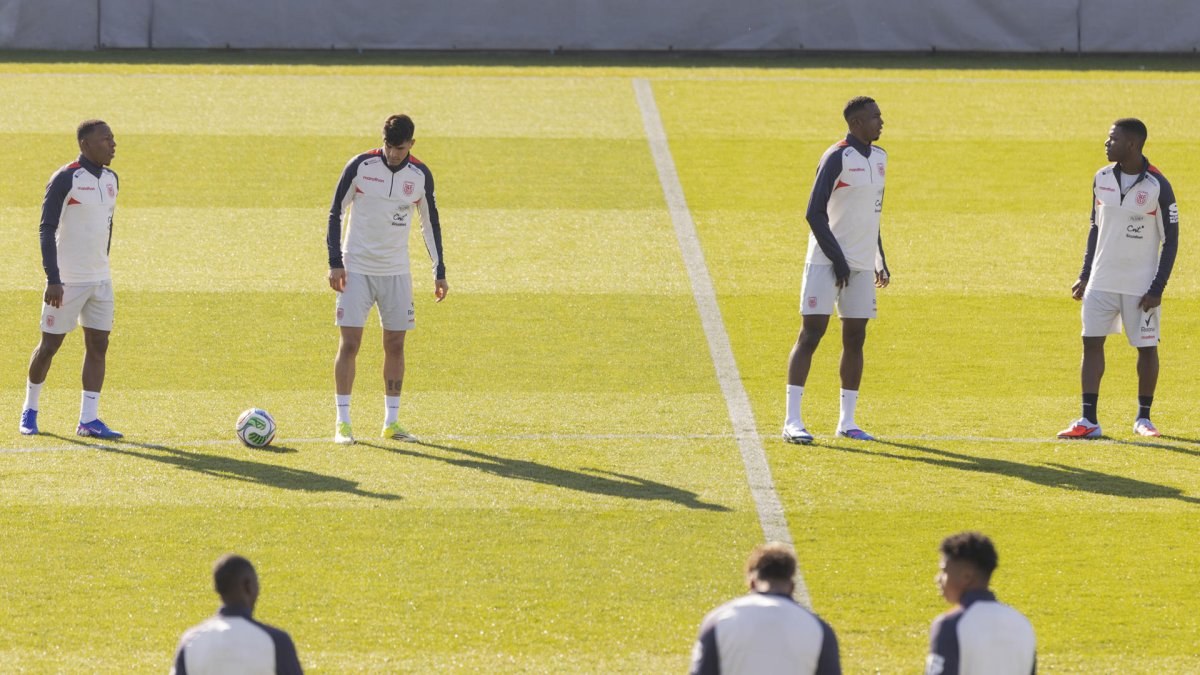 La Selección de Ecuador se entrena en el Estadio Municipal de Butarque en Leganés (Madrid).