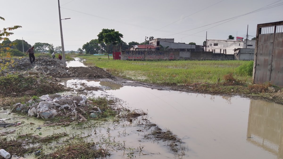 Así luce la vía de acceso a los clubes nocturnos del cantón Salitre, en la provincia del Guayas.
