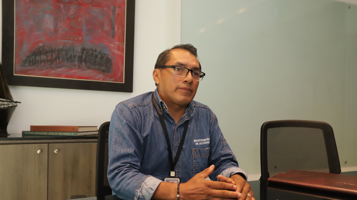 Mario es abogado e ingeniero civil. Él pone en práctica ambas profesiones.