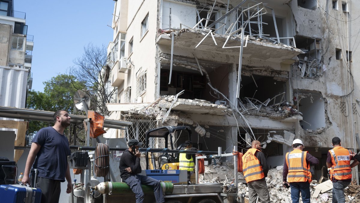 Irán lanzó la madrugada de este martes hasta seis andanadas de misiles contra Israel, según alertó por mensajería el Ejército israelí.