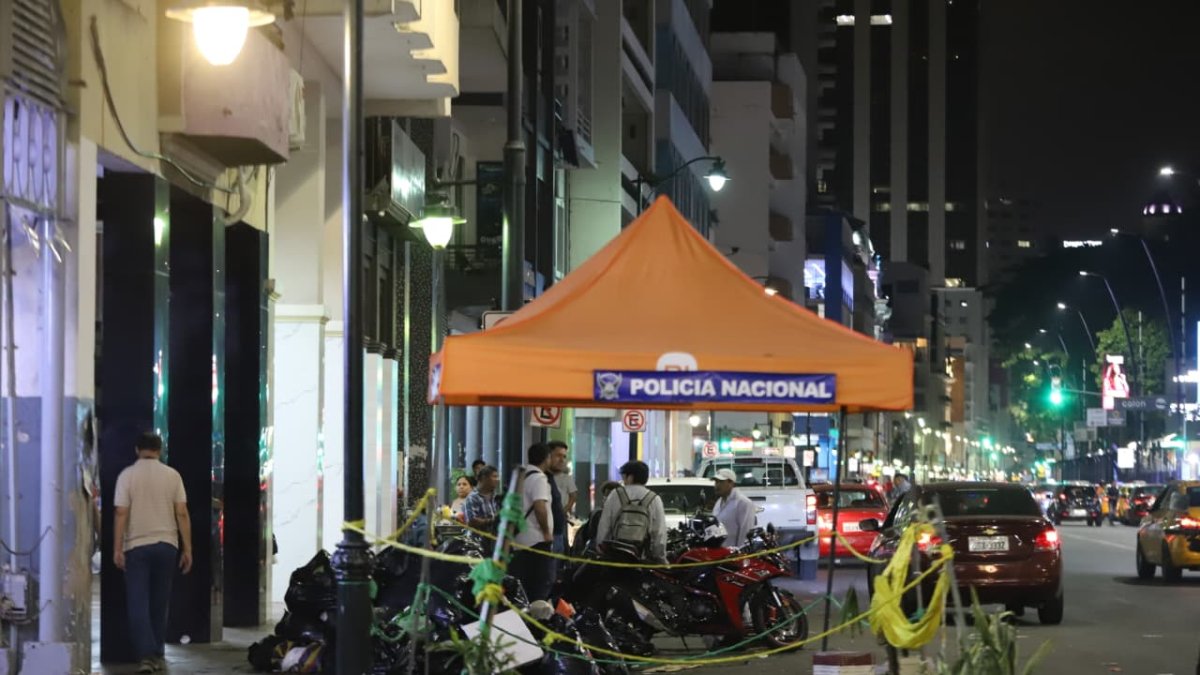 La Policía acordonó la zona tras el incidente registrado en el centro.