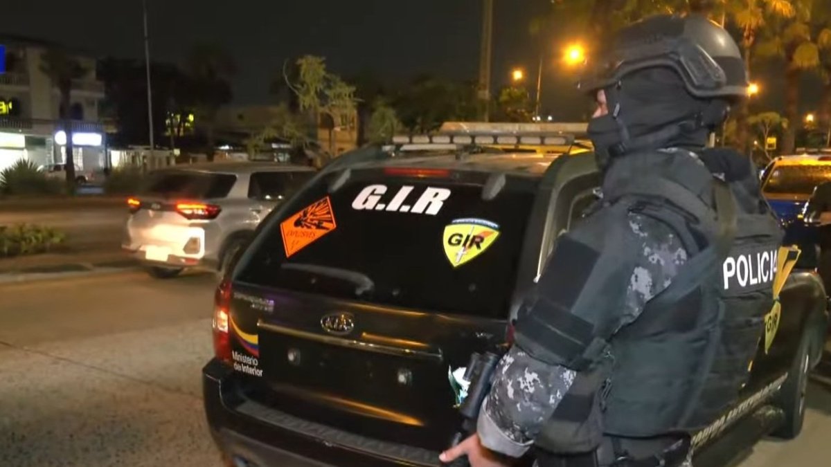 Personal policial evacuó el centro comercial tras la alerta de explosivos.