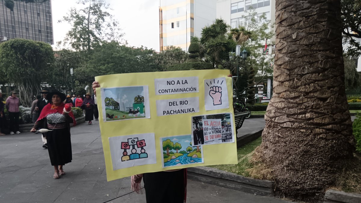 Comuneros de Totoras y Salasaka realizaron un plantón en el centro de Ambato para exigir acciones urgentes contra la contaminación del río Pachanlica.