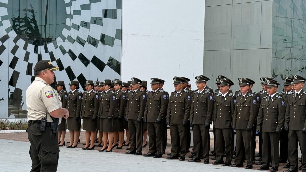 El coronel Jimmy Viteri, comandante de la Subzona de Policía, recibe a los policías que se suman a dar seguridad en Tungurahua.