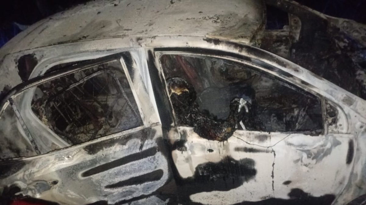 El vehículo quedó incinerado con los cuerpos en su interior, informó la Policía