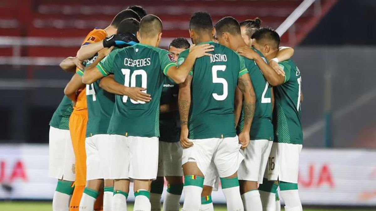 Bolivia en un abrazo grupal antes del inicio de un partido internacional