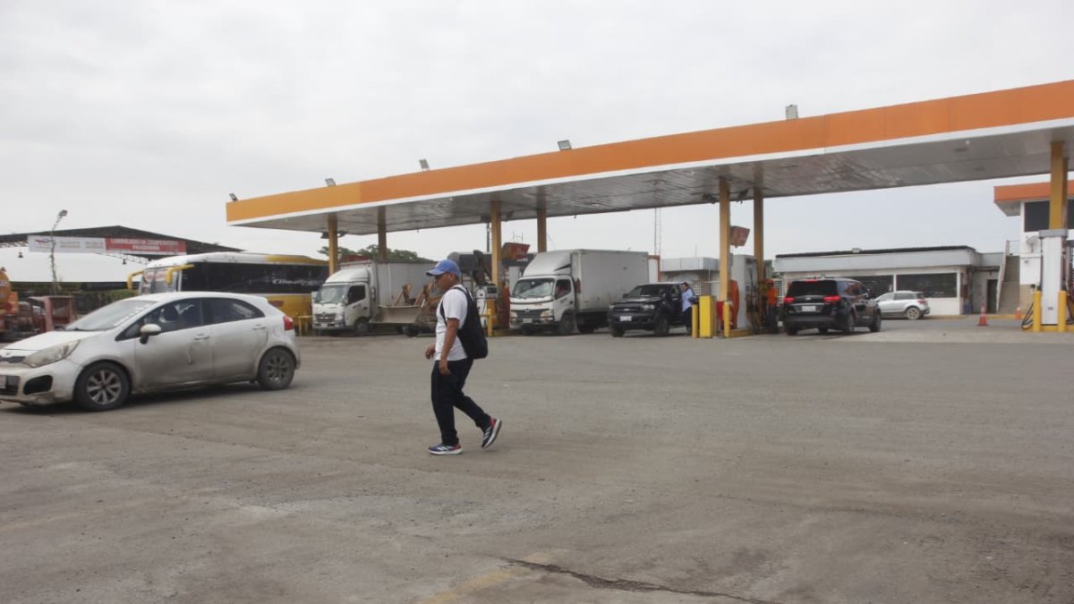 Vista del lugar del triple crimen en Durán, donde continúa la investigación policial.