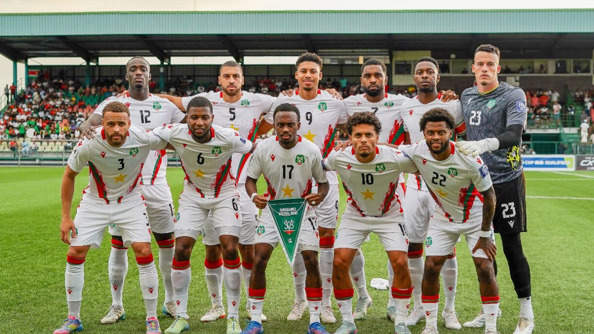 La selección de Surinam posa antes de un partido.