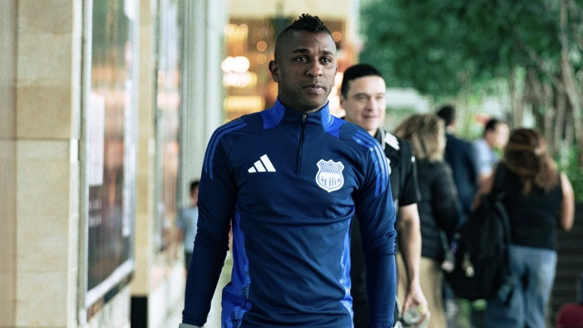 Miller Bolaños, en su llegada al estadio con la indumentaria oficial de Emelec, previo a uno de los encuentros de la temporada.