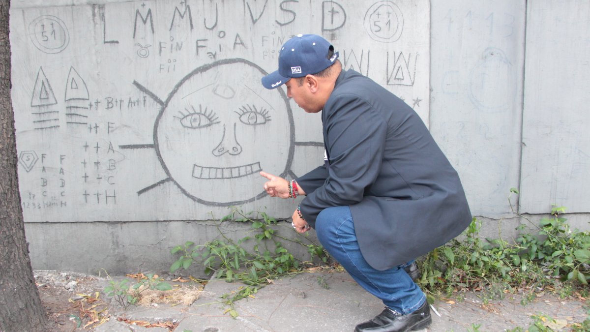 Los símbolos extraños que aparecieron en 2022 en la fachada del Cementerio podrían estar relacionados con hechos actuales.