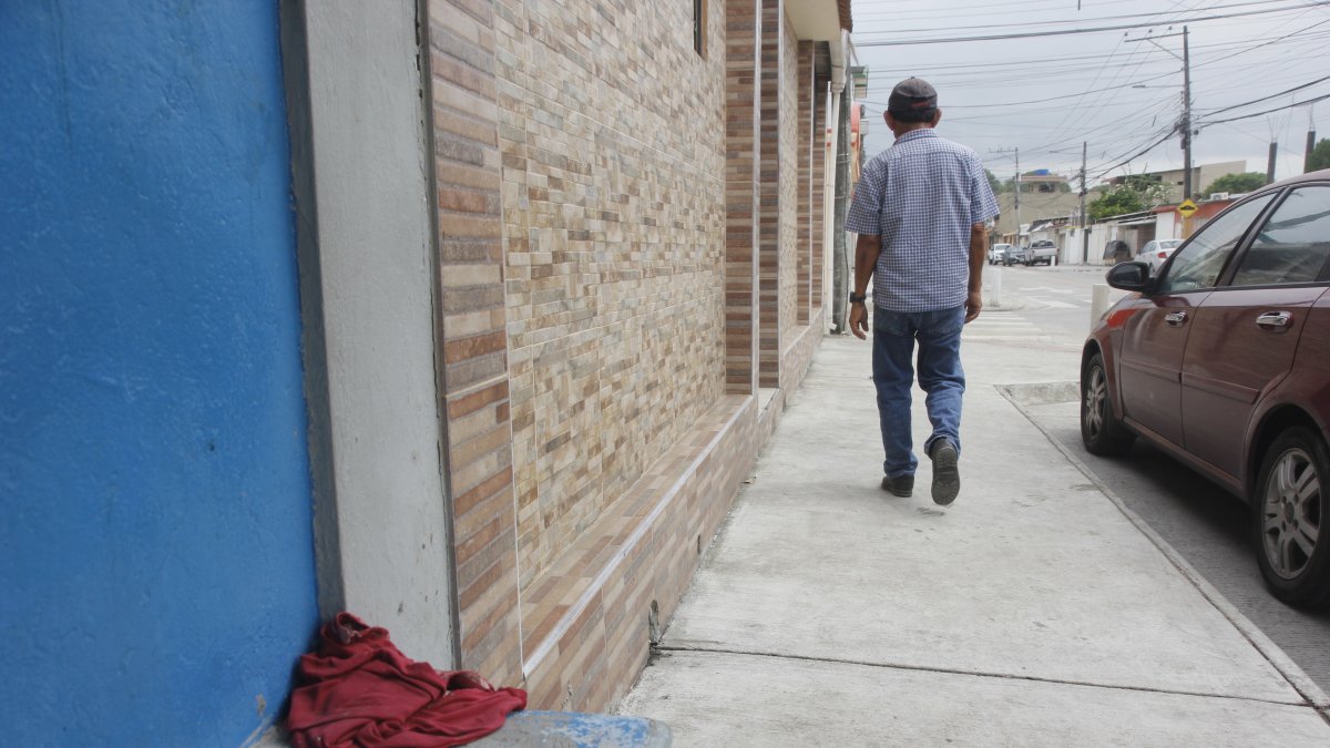 La víctima se encontraba sentada en uno de estos bancos de cemento.