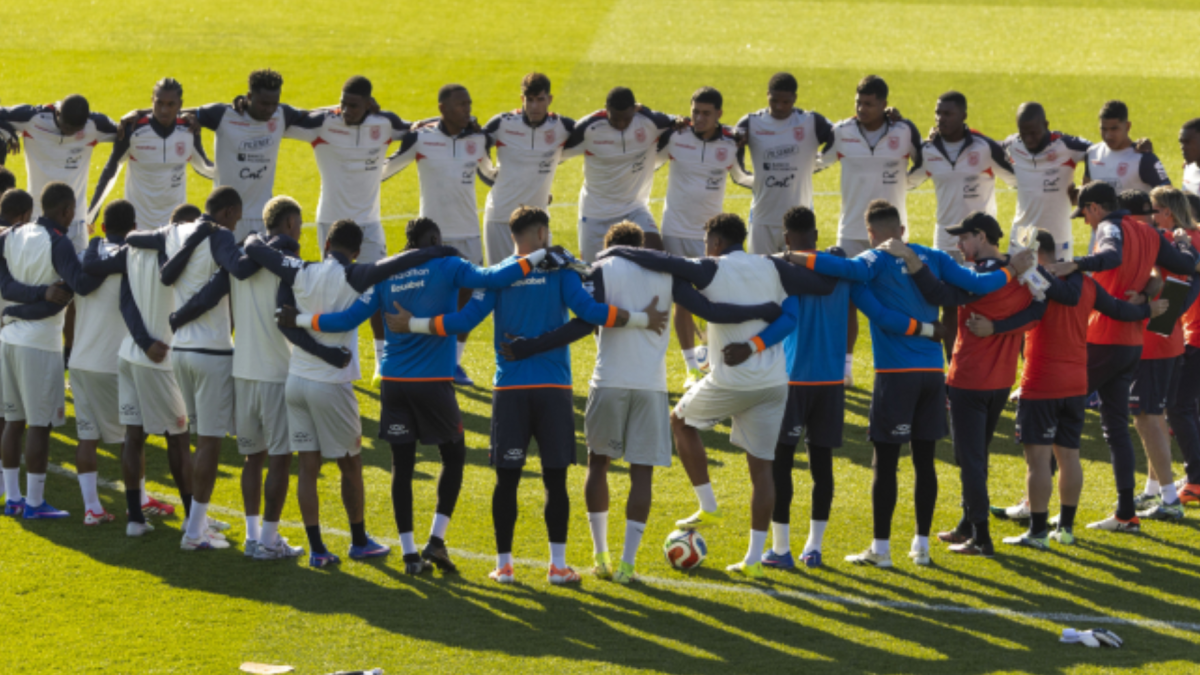 Los jugadores de la selección de Ecuador se abrazan durante un entrenamiento en Madrid, el 24 de marzo de 2026.