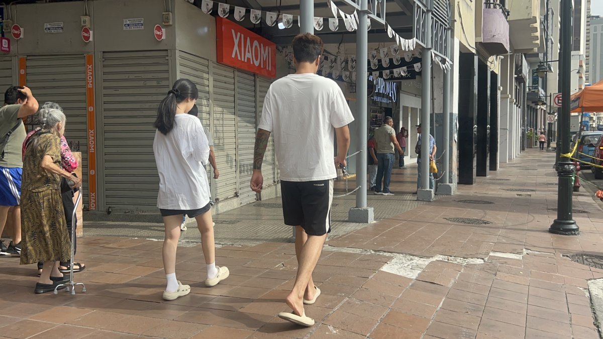 La mañana siguiente del asesinato, los comerciantes llegaron con precaución a laborar.