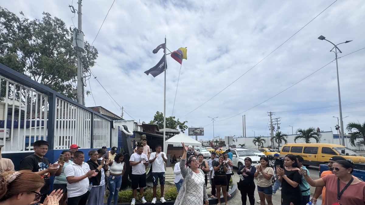 Julia Flores convocó a las familias de los pescadores a orar y agradecer porque fueron rescatados.