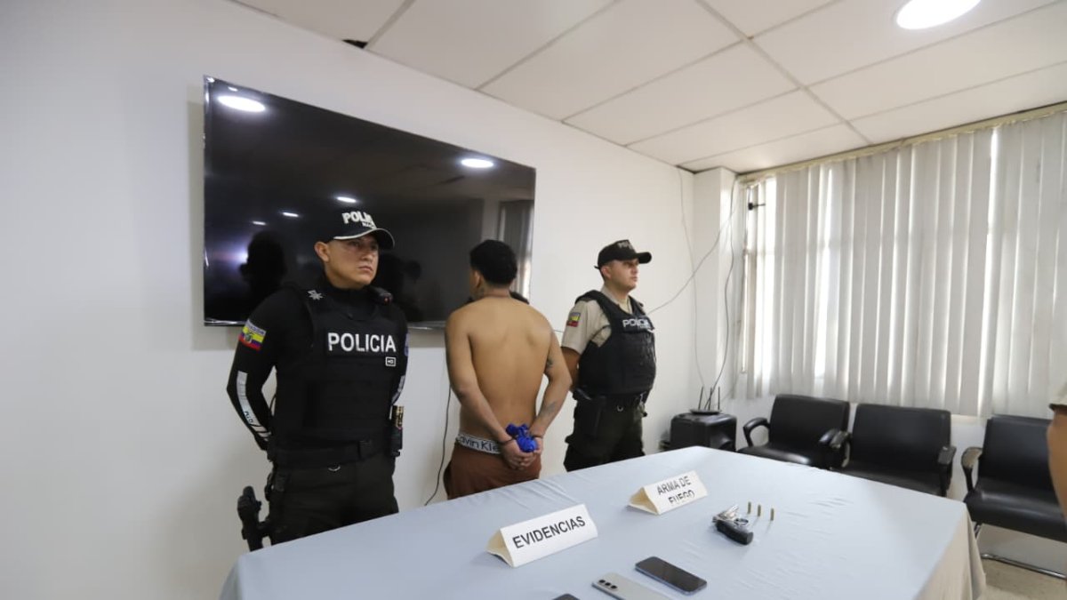 Uno de los aprehendidos fue presentado durante la rueda de prensa policial.