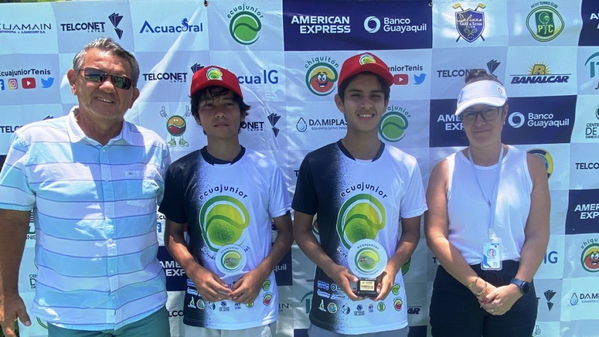 Premiación de 14+ años unificado: Jonhny Saldivias, director del torneo; Mateo Reyes, Miguel San Martín; y, María José Santander, vicepresidenta de la Federación Ecuatoriana de Tenis.