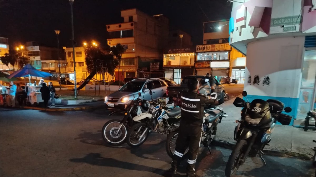 Agentes de Criminalística toman fotos de la dirección donde ocurrió el sicariato en Carapungo