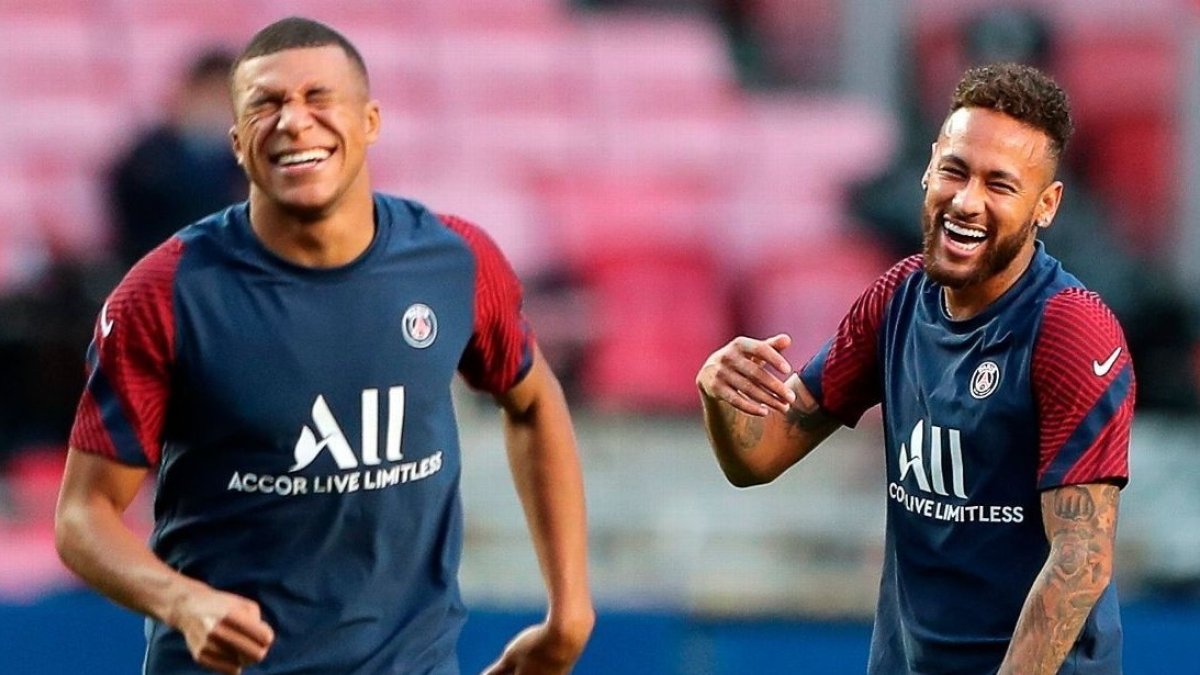 Neymar (d) y Mbappé compartieron en París Saint-Germain.