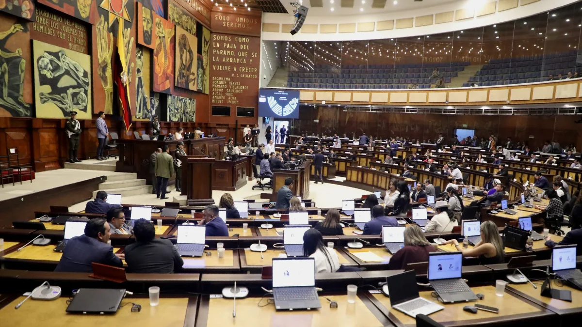 El núcleo de la propuesta radica en un beneficio tributario temporal para los contribuyentes que construyan y donen viviendas al Estado