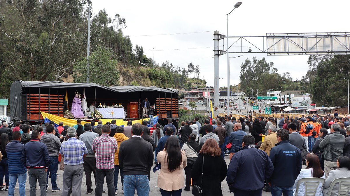 Comerciantes y transportistas de la frontera entre Ecuador y Colombia participaron en una misa binacional que instó al diálogo entre los presidentes Daniel Noboa y Gustavo Petro ante la crisis económica que golpea a la zona por la guerra comercial entre ambos países.