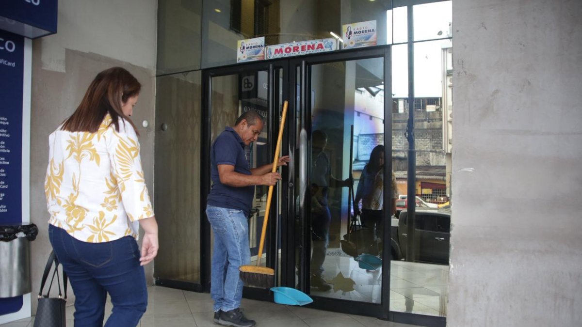 El vidrio de la puerta principal quedó con un orificio por efecto del hecho violento