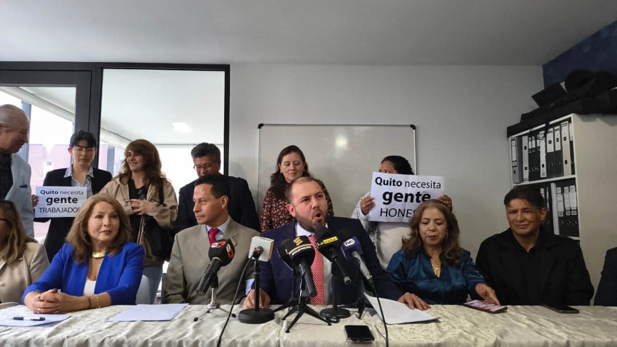 En una rueda de prensa, el exvolcal del CPCCS anunció su precandidatura.