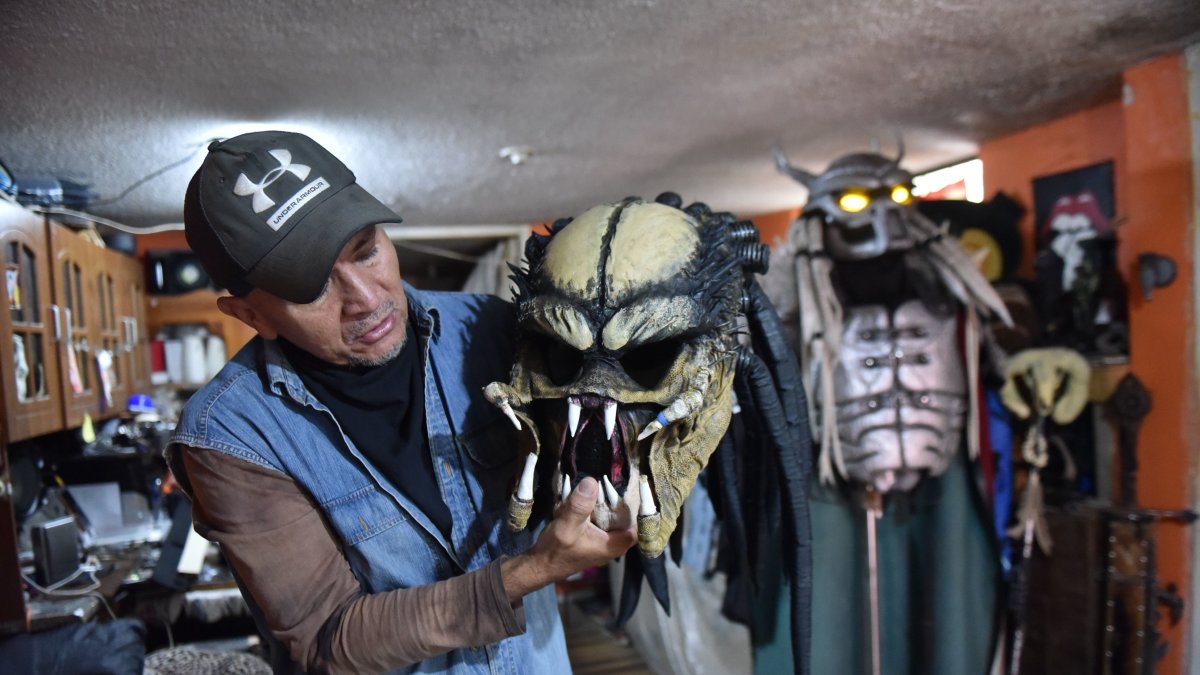 Roberto Terraza fabrica sus trajes en casa.