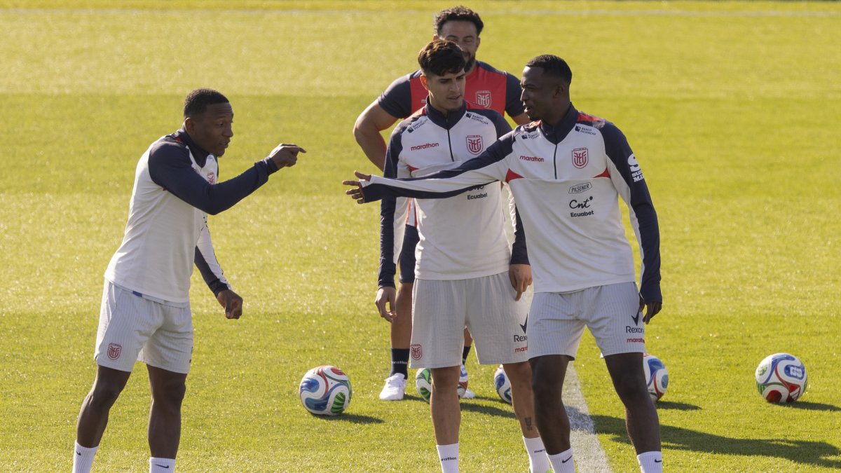 Los jugadores de la selección de Ecuador Pervis Estupiñan (i), Piero Hincapié (c), y William Pacho, durante el entrenamiento.