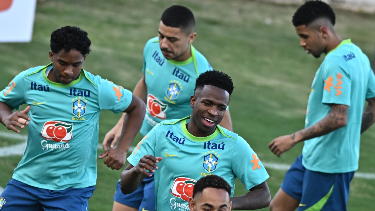 El extremo Vinícius Jr (c) participa en un entrenamiento de la selección brasileña.