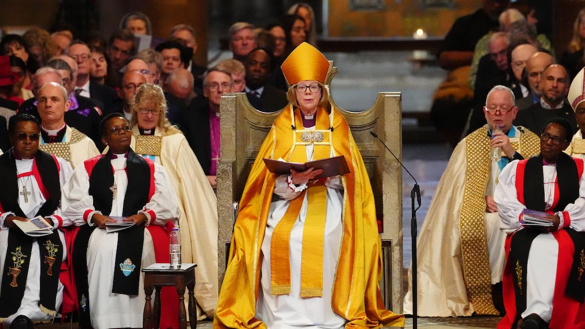 Sarah Mullally durante su histórica entronización en Canterbury, marcando un antes y un después en la Iglesia anglicana