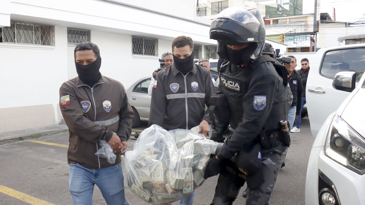 El dinero fue presentado en una rueda de prensa en la Jefatura Antidrogas, en el norte de Quito.