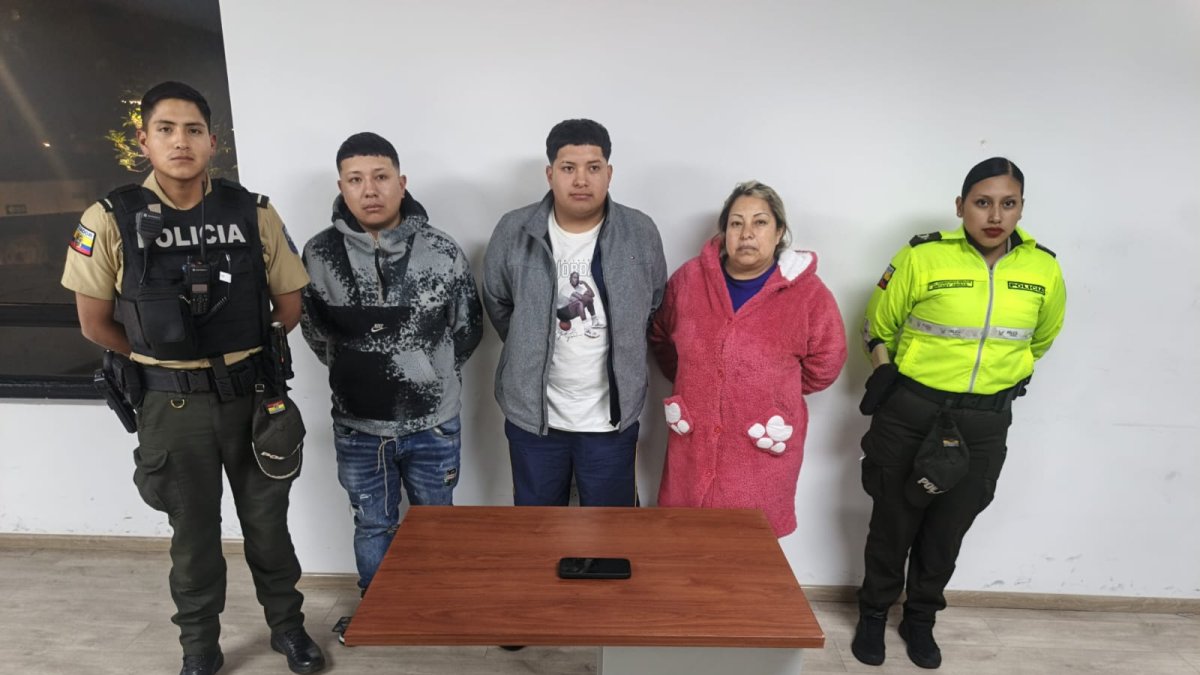 La señora y uno de sus hijos registran antecedentes penales.