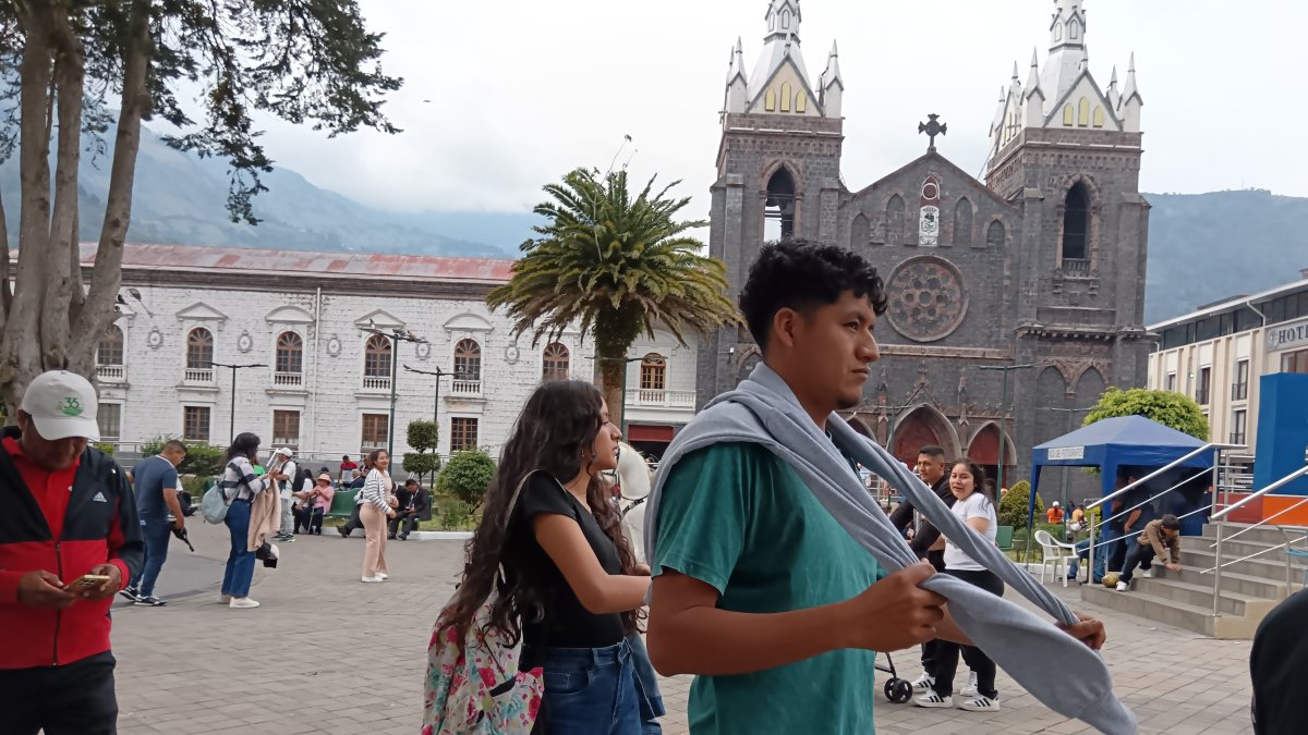 Los peregrinos avanzan durante la noche hacia Baños en la tradicional Caminata de la Fe, acompañados por operativos de seguridad.