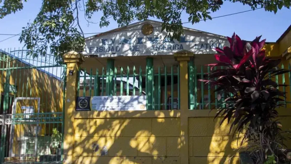 Ecuador anula más de 2.700 títulos de una universidad nicaragüense tras fallo judicial