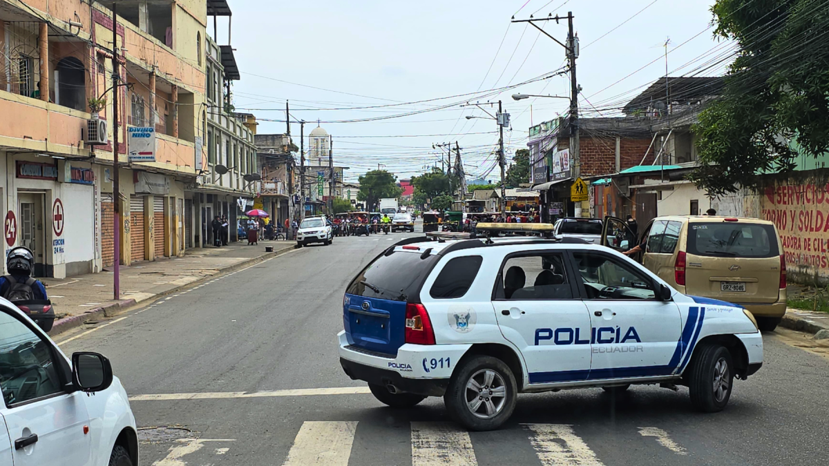 El doble asesinato se registró en el interior de un taller de reparación de motos. Policías recabaron más de ocho indicios balísticos en el sitio.