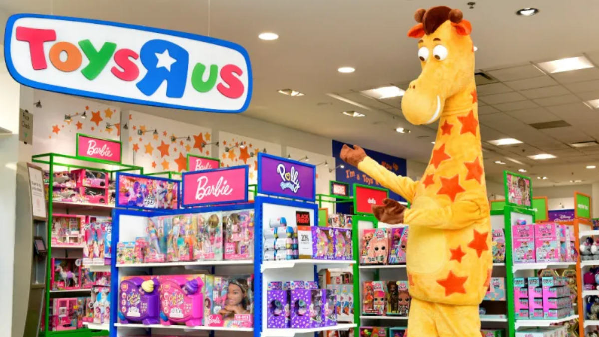 Geoffrey, la icónica jirafa de Toys ‘R’ Us, aparece en Cuenca anticipando la llegada de la marca al país