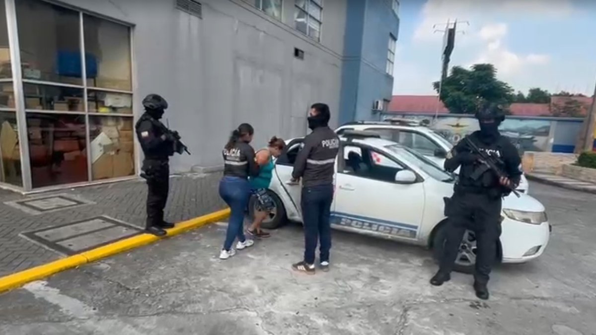 Capturan a mujer buscada por el asesinato de su expareja en Quito: cometió el crimen con su hijo