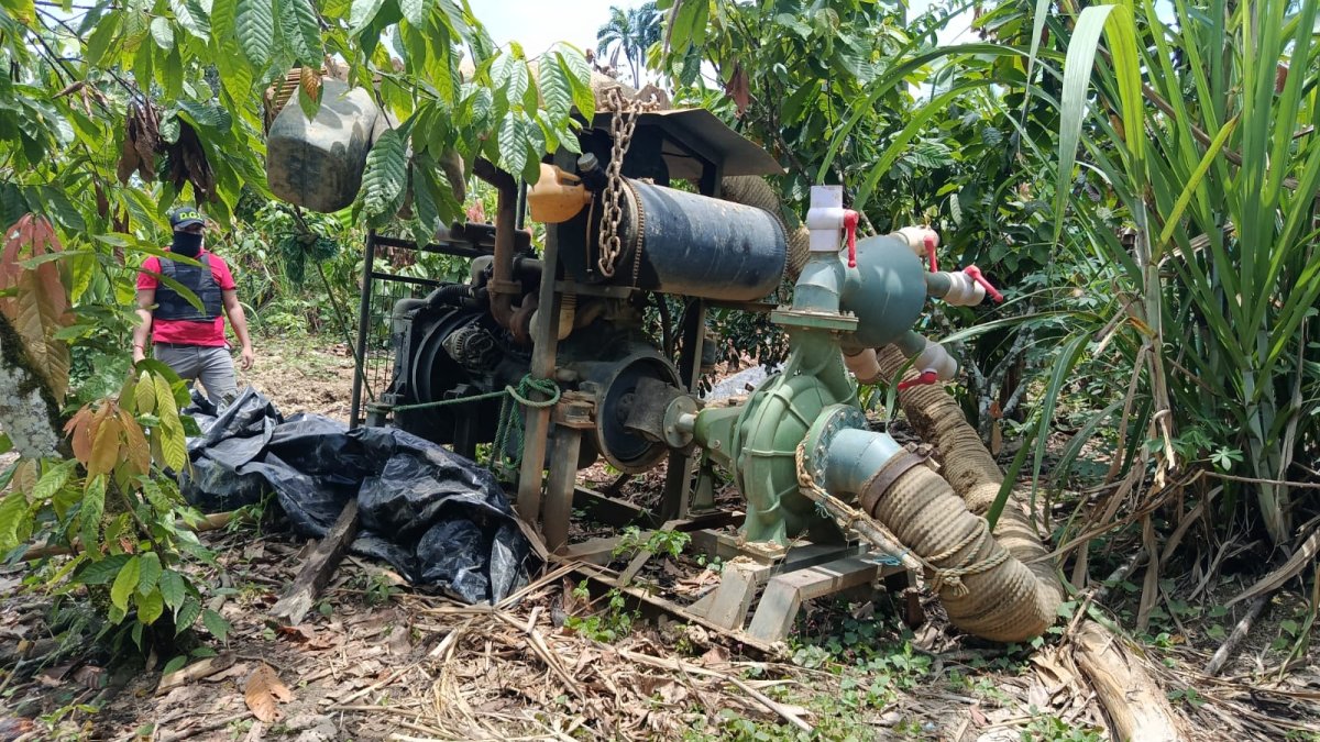 Un agente del Bloque de Seguridad inspecciona maquinaria utilizada en actividades de minería ilegal en el cantón Eloy Alfaro, durante el operativo del 26 de marzo.