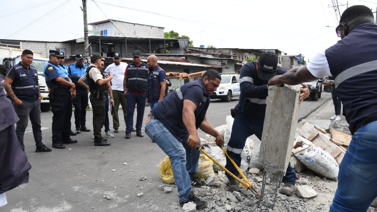 Los pilares de concreto que habían sido levantados en la vía pública fueron derribados.