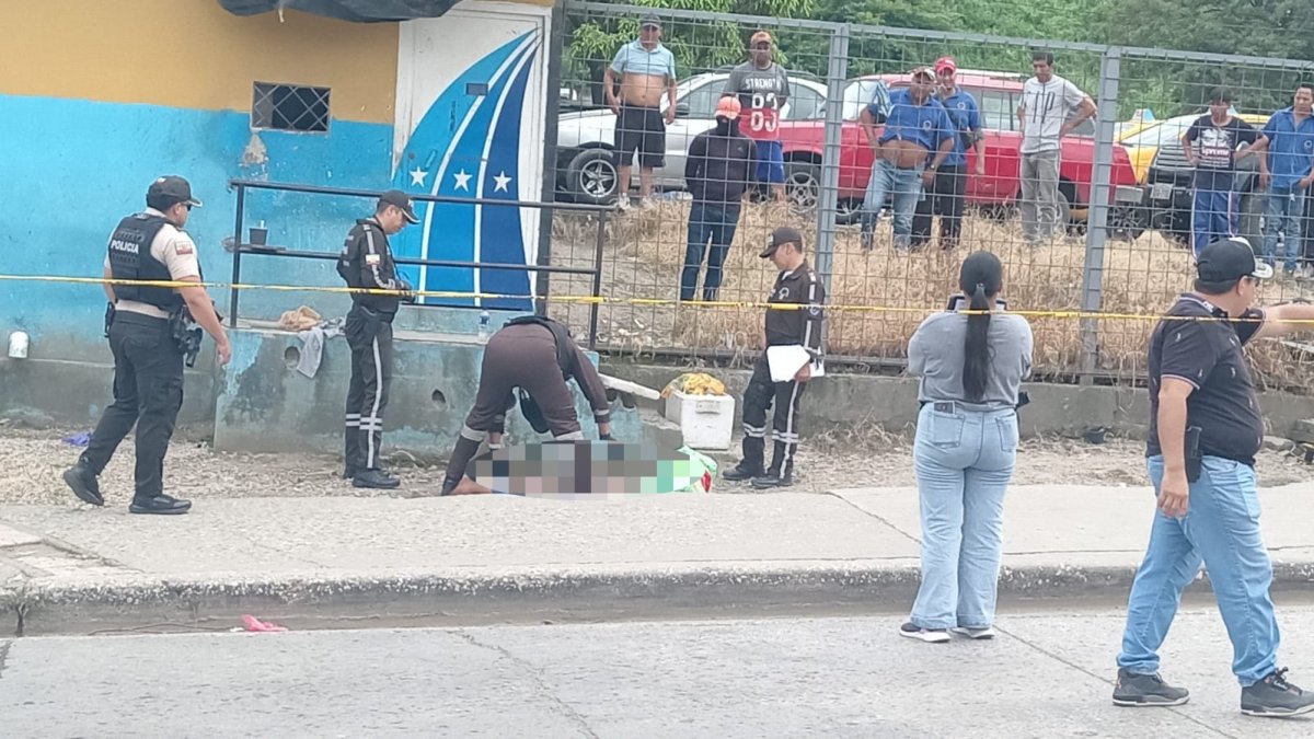 Agentes de la Policía Nacional acudieron al sitio para levantar indicios y retirar el cuerpo.