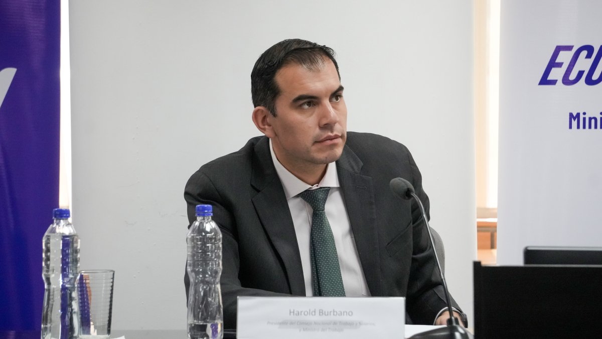 Harold Burbano, ministro del Trabajo, no ha cumplido con una sentencia de habeas data que obliga a su cartera corregir un error sobre el falso impedimento laboral de Alexandra Villacís.