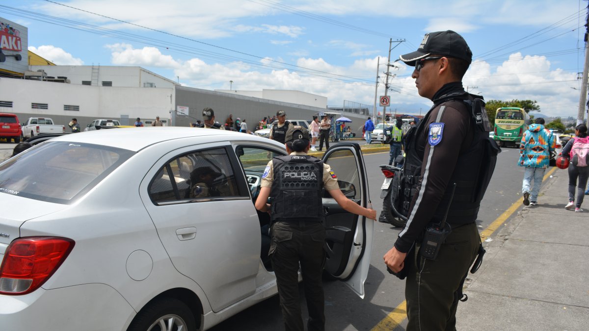 La denuncia oportuna permitió la captura de una mujer por extorsión en Ambato.